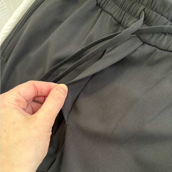 NWT Lululemon Tapered-Leg Mid-Rise Crop 25” Luxtreme Women’s Black Small Pants - Picture 5 of 14